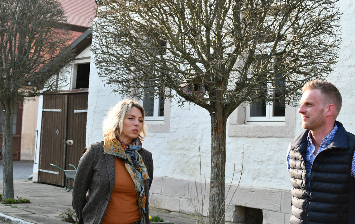 Foto:  Rainer Neumair (r.) im Gespräch mit Susanna Karawanskij (l.) auf dem Betriebsgeläde 