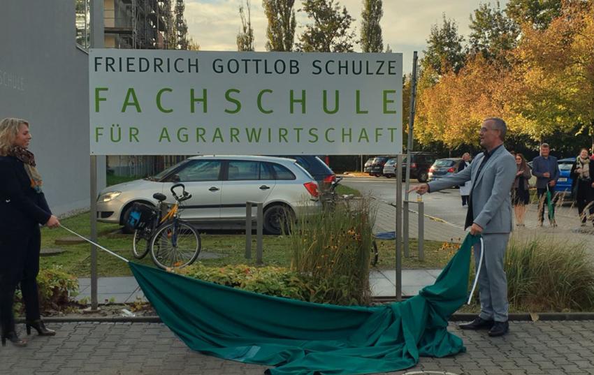 Landwirtschaftsministerin Susanna Karawanskij und Peter Ritschel  enthüllen das neue Namensschild der Schule