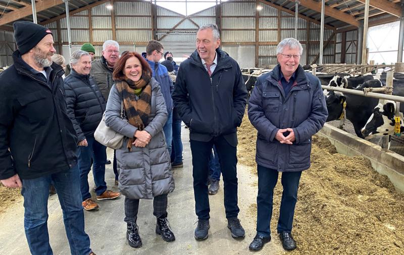 Im Kuhstall (v.l.): Mathias Munzert (Vorstand), Katrin Gersdorf (Beigeordnete des Landrates), Stefan Kühne (Vorstandsvorsitzender), Landrat Thomas Fügmann