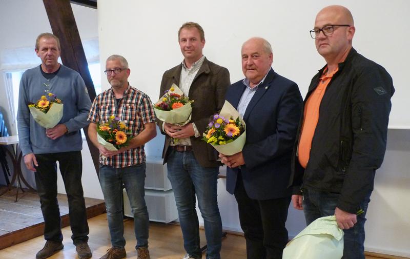 Der neu gewählte Kreisvorstand des Kreisbauernverbandes Ilm-Kreis (v.l.): Sigmar Arnold (Agrar &quot;Agroland&quot; Thörey/ Rehestedt e.G.), Michael Kaiser (LEG Branchewinda mbH, stellv. Kreisvorsitzender), Ralf Gumpert (Agrargenossenschaft Bösleben e.G., Kreisvorsitzender), Rainer Ackermann (Agrargesellschaft Griesheim mbH, stellv. Kreisvorsitzender), Enrico Grotzke (Agrargenossenschft Martinroda e.G.); nicht im Bild: Reinhard Gebser (Agrargesellschaft &quot;Deube&quot; Nahwinden mbH), Martin Heyder (Landwirt aus Stedten), Dorothee Schröder (Elxlebener Feldfrucht KG) und Ingo Adomeit (Groh &amp; Adomeit-Groh GbR Dienstedt) 